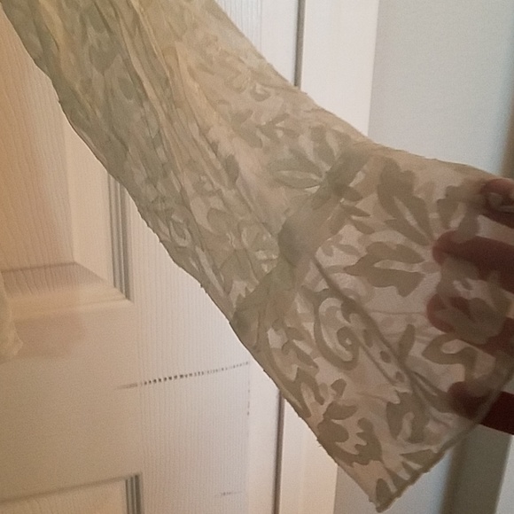 Beautiful cream feminine blouse - Picture 3 of 4